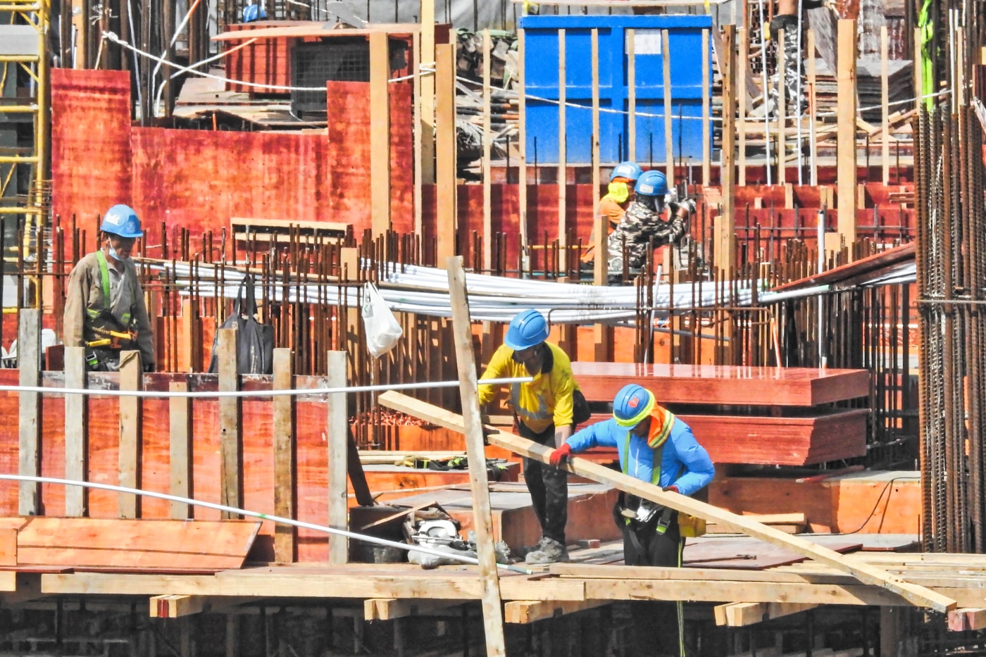 Equipe de professionnels casqués sur un chantier